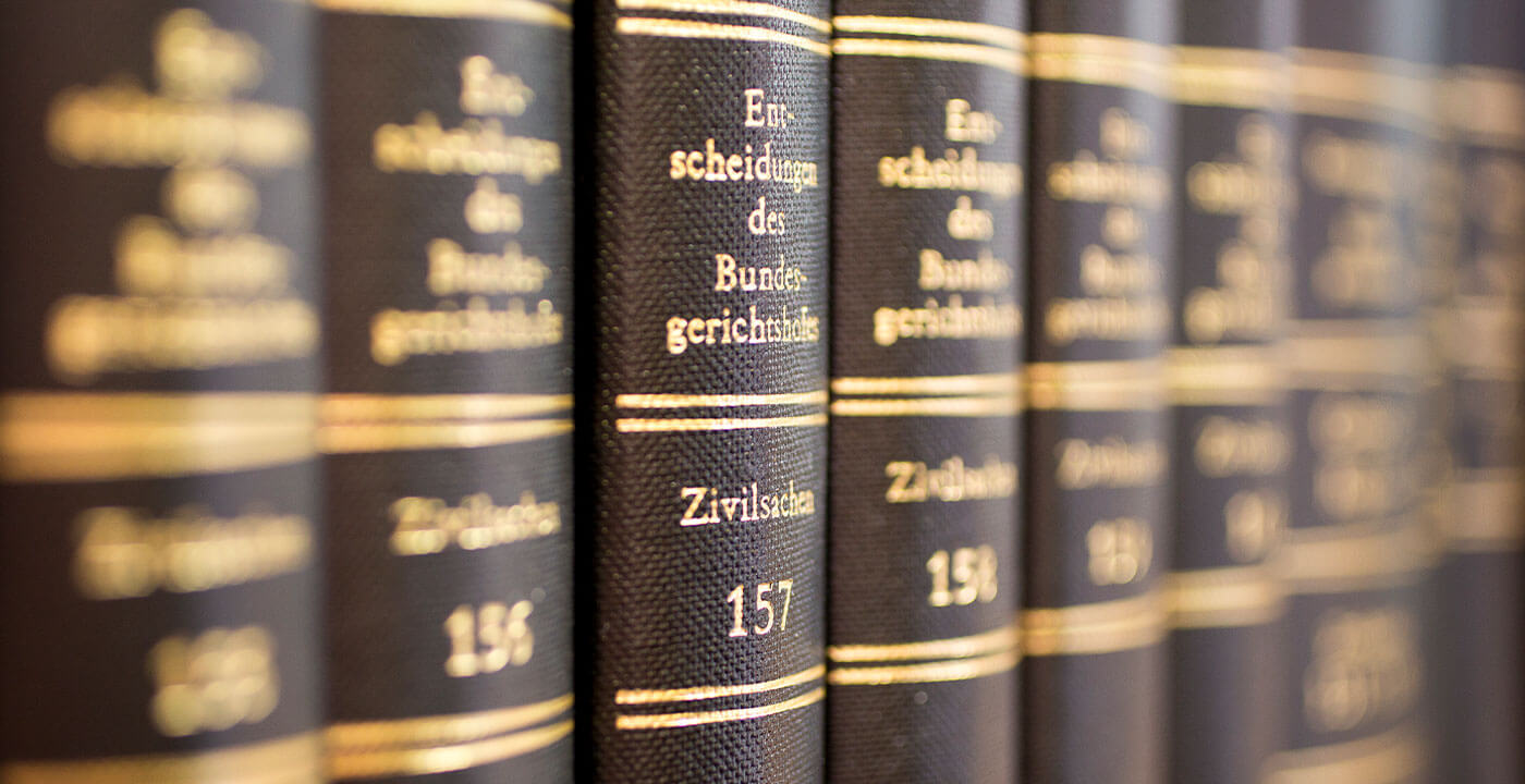 Closeup eines Bücherregals mit Büchern zum Thema Rechtssprechung & Rechtsgebiete